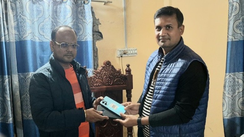 হারানো মোবাইল মুঠোফোন খুঁজে দেন উপ-পরিদর্শক বকুল...