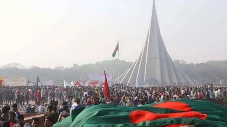 শহীদদের প্রতি শ্রদ্ধা জানাতে জাতীয় স্মৃতিসৌধে জনতার ঢল...