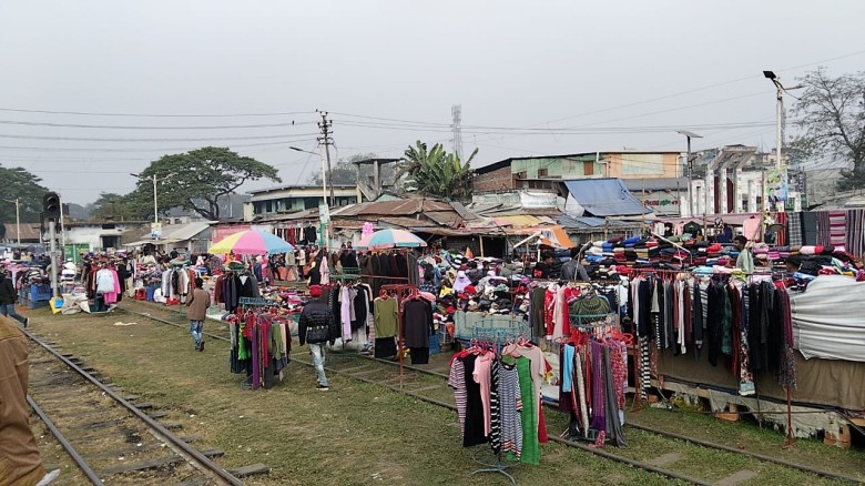 শীতের তীব্রতায় বিপর্যস্ত লালমনিরহাটের জনজীবন...