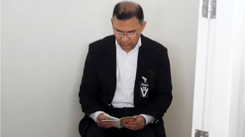 মায়ের কফিনের পাশে কোরআন তেলাওয়াত করছেন তারেক রহমান...