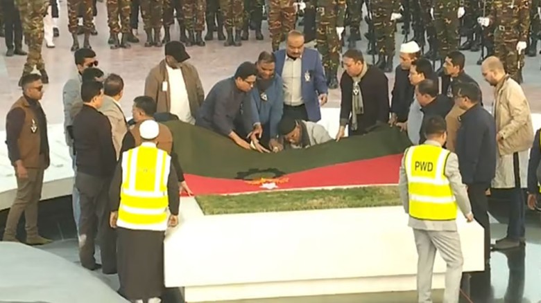 রাষ্ট্রীয় মর্যাদায় স্বামীর পাশে সমাহিত খালেদা জিয়া...