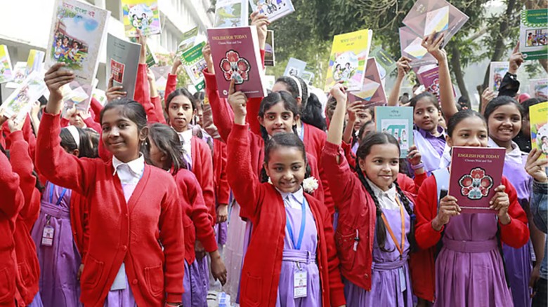 নতুন পাঠ্যবই পাচ্ছে প্রাথমিক ও মাধ্যমিকের শিক্ষার্থীরা...