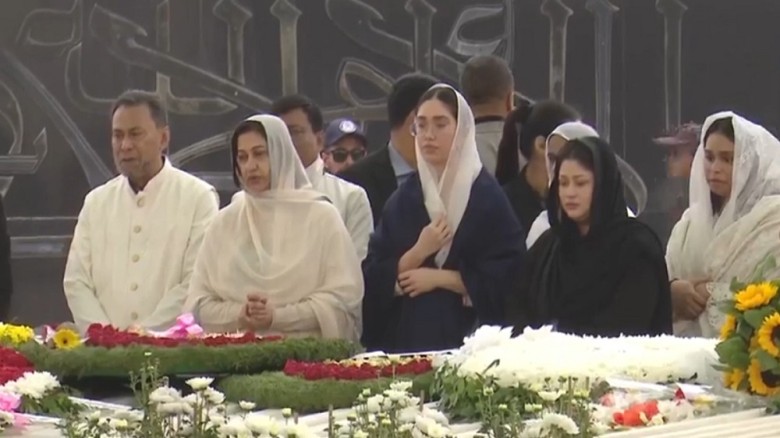 খালেদা জিয়ার কবর জিয়ারত করলেন জাইমা রহমান...