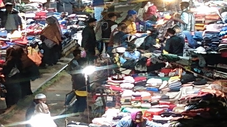 পার্বতীপুরে তীব্র শৈত্যপ্রবাহে বিপর্যস্ত জনজীবন...