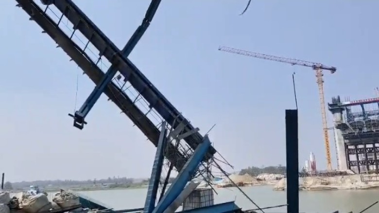 কলাপাড়ায় পায়রা বন্দরে ফোরলেন সেতুর সাটার ভেঙ্গে পড়ে নিহত এক, আহত ১০।।...