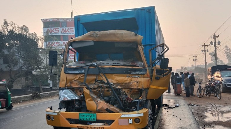 ঘোড়াঘাটে ট্রাকে কাভার্ড ভ্যানের ধাক্কা, চালকের সহকারী নিহত...