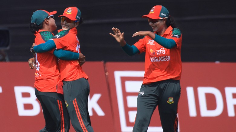 শেষ ওভারের নাটকীয় জয়ে সেমিফাইনালে বাংলাদেশ