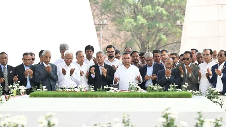 জিয়াউর রহমান-খালেদা জিয়ার সমাধিতে প্রধানমন্ত্রী ও নতুন মন্ত্