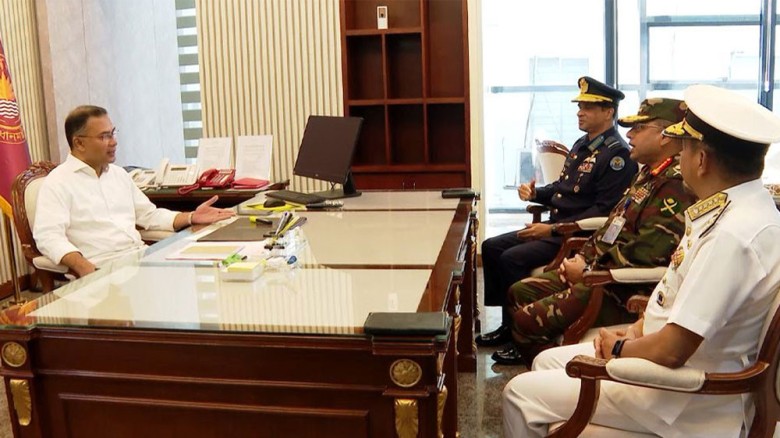 প্রধানমন্ত্রীর সঙ্গে তিন বাহিনী প্রধানের সাক্ষাৎ