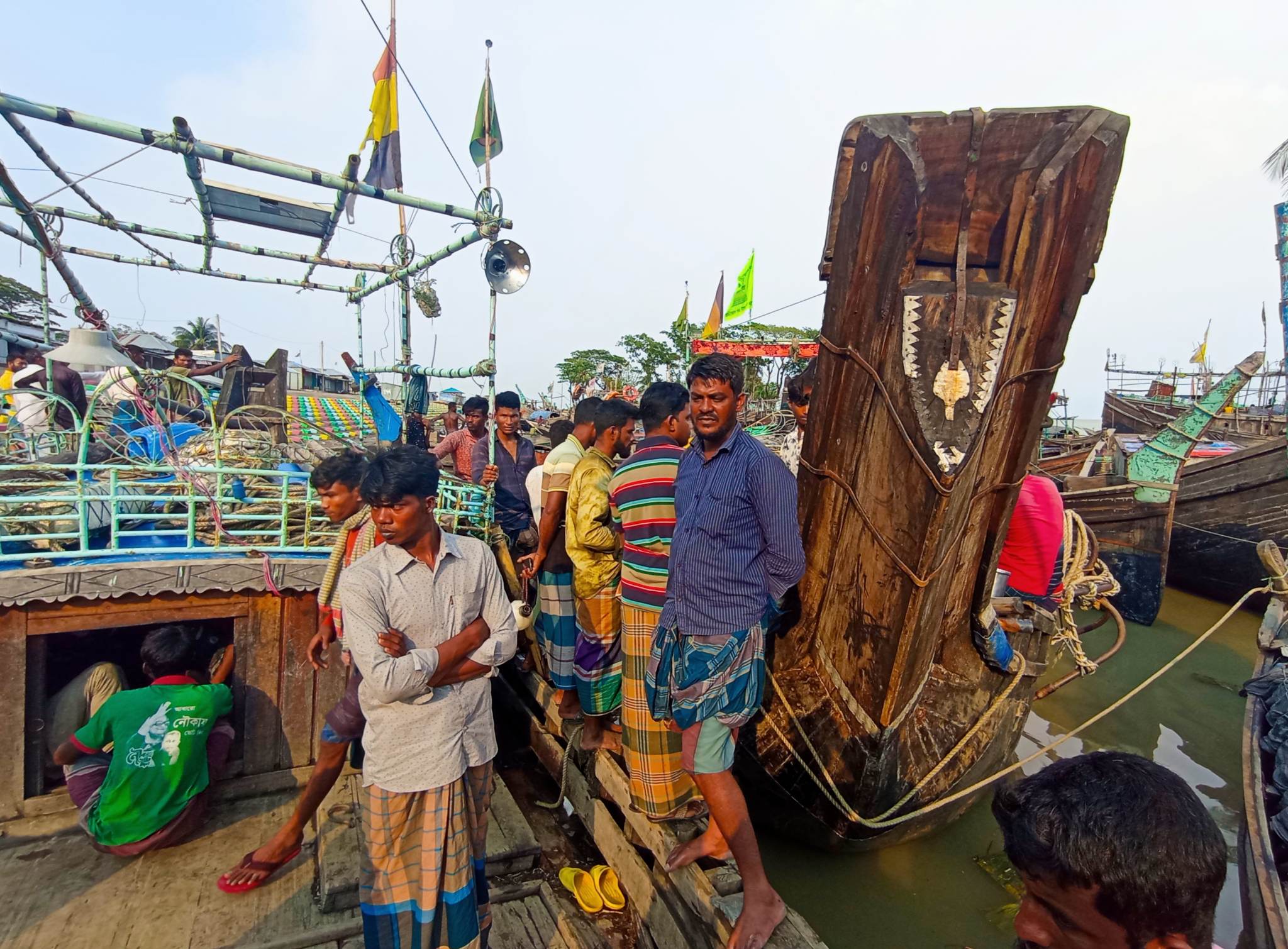 তজুমদ্দিনে মৎস্য অভিযানে আটক নৌকার মাছ তেল সহ লক্ষাধিক টাকার মালামাল লুটের অভিযোগ