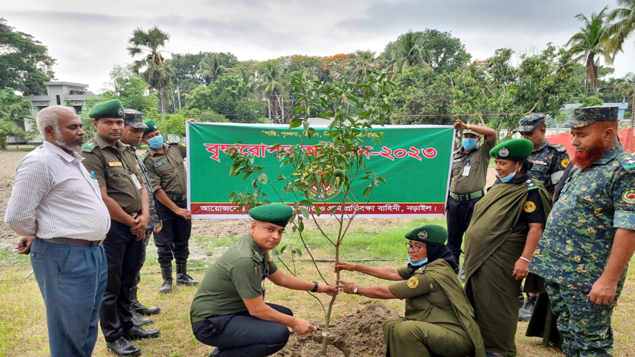 নড়াইলে আনসার ও গ্রাম প্রতিরক্ষাবাহিনীর বৃক্ষরোপন