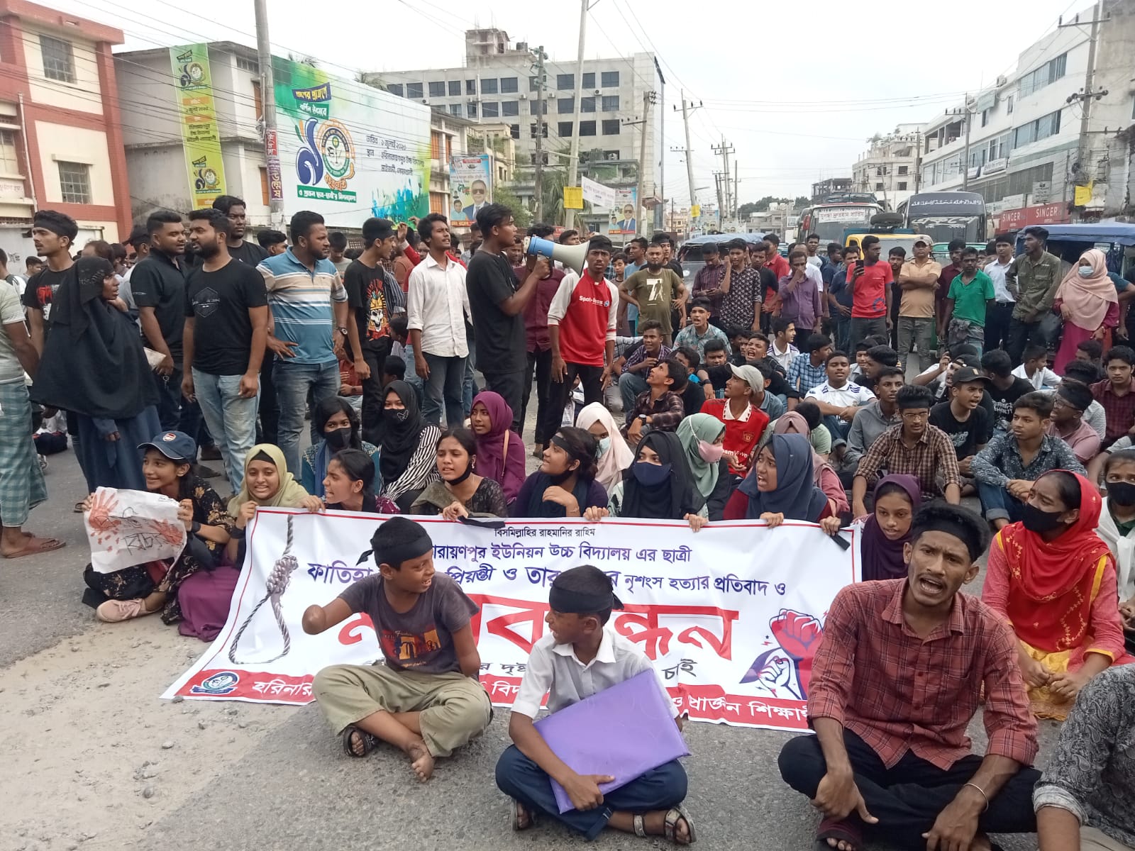 উত্তাল নোয়াখালী মা-মেয়েকে কুপিয়ে হত্যা,বিচারের দাবিতে রাস্তায় দাঁড়ালেন শিক্ষার্থীরা