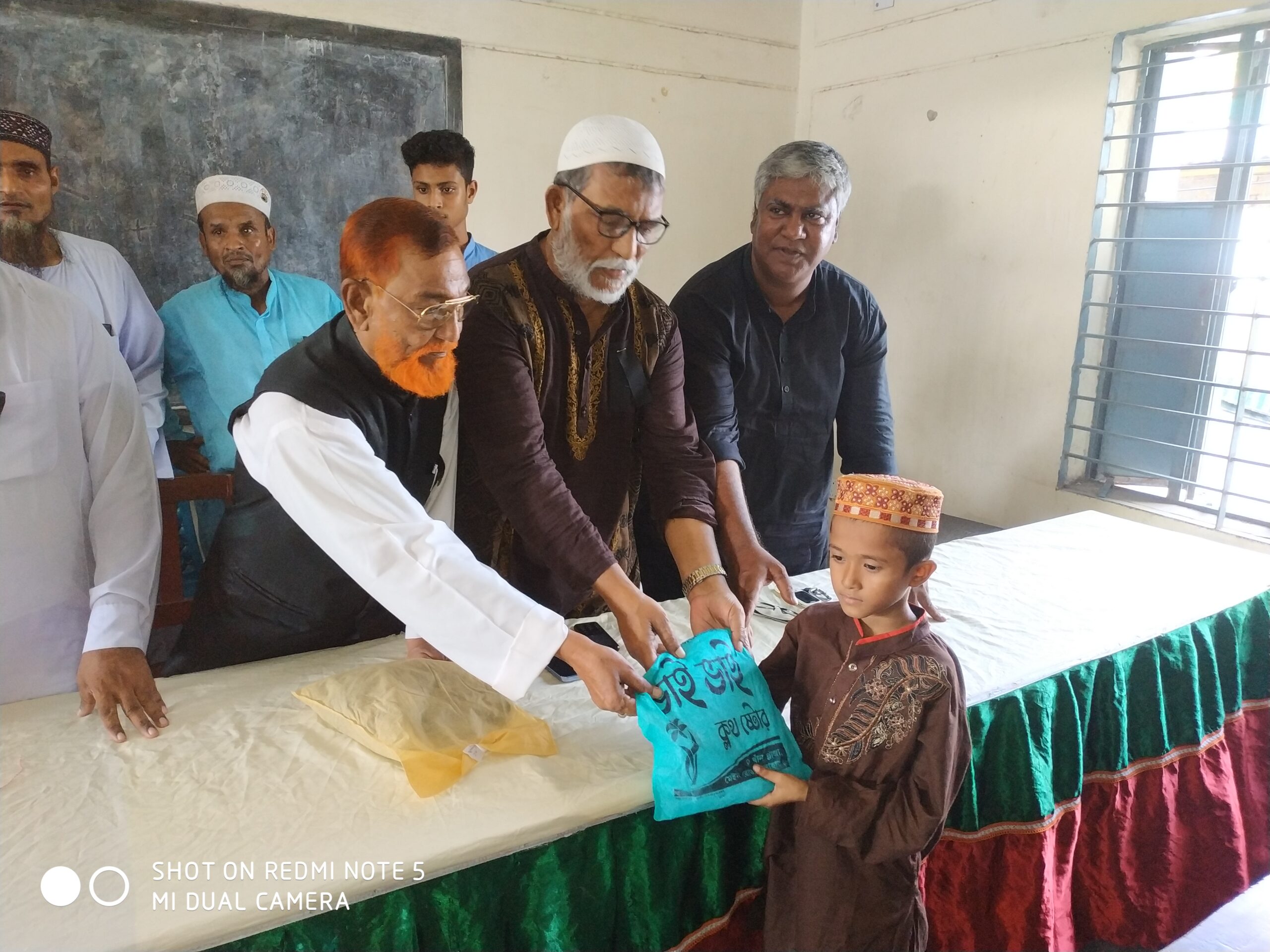 আদমদীঘিতে মাদ্রাসা ছাত্র-ছাত্রীর মাঝে পাঞ্জাবী ও বোরখা বিতরন