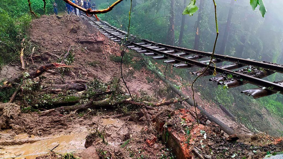 বৃষ্টিতে ভেসে গেছে নিচের মাটি, হিমাচলে ঝুলে গেছে রেললাইন