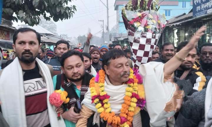 ফুলবাড়ীতে ফুলেল শুভেচ্ছায় উদ্ভাসিত নবনির্বাচিত এমপি ডা: হামিদুল হক খন্দকার