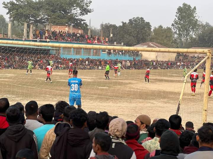 হাকিমপুরের বোয়ালদাড়ে মরহুম মোস্তাফিজুর রহমান ফিজু স্মৃতি ফুটবল ফাইনাল খেলা অনুষ্ঠিত