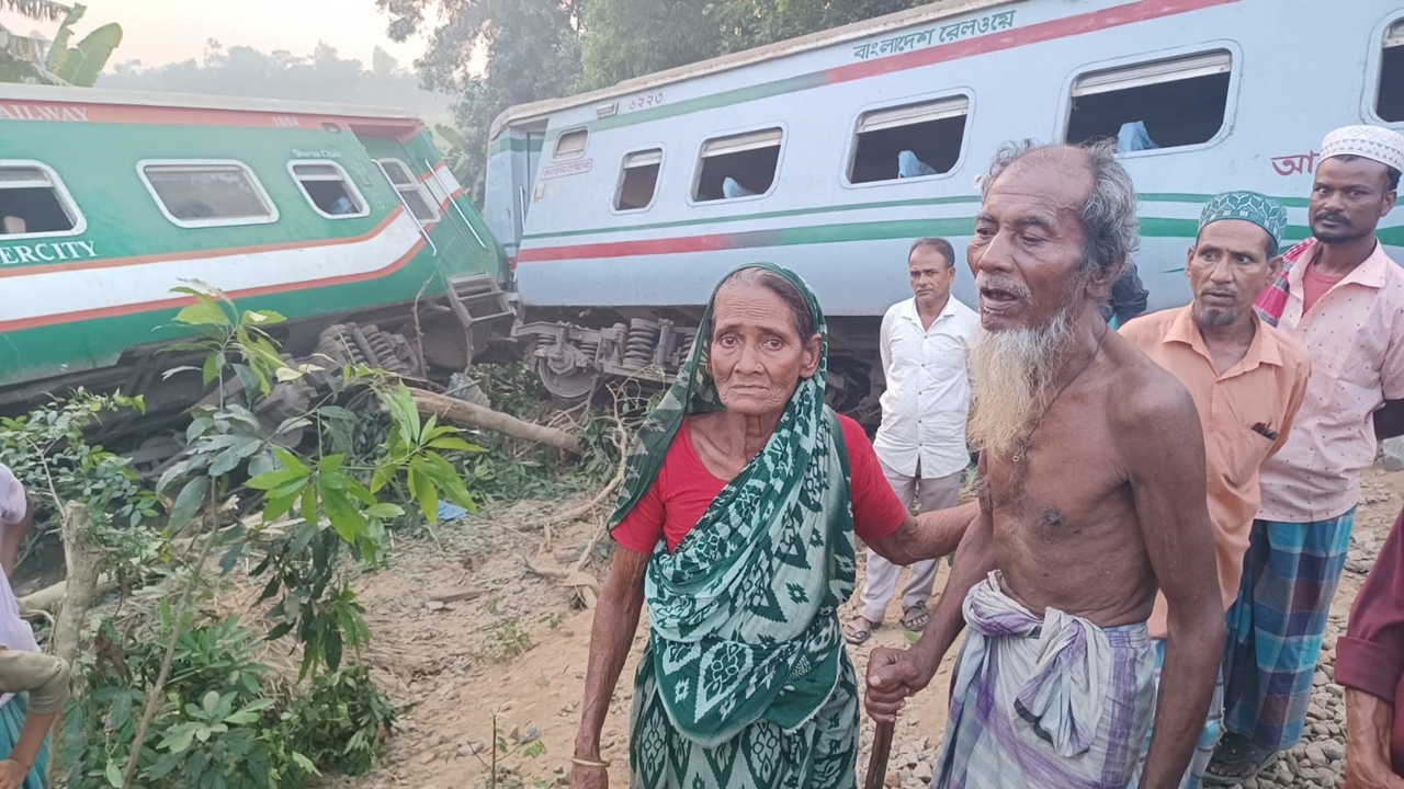 বিজয় এক্সপ্রেসের বগির আঘাতে চূর্ণ-বিচূর্ণ বৃদ্ধের ঘর