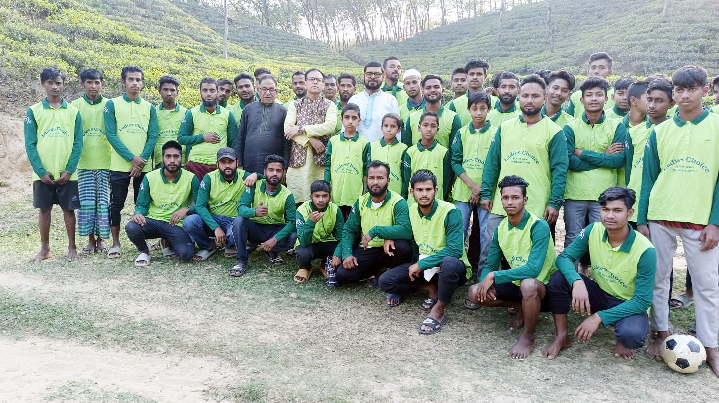 ব্লুওয়াটার শাপিং সেন্টারের (লডিস চয়েস) দোকান মালিকের পক্ষ থেকে মালনীছড়া চা বাগানে গেঞ্জি বিতরন