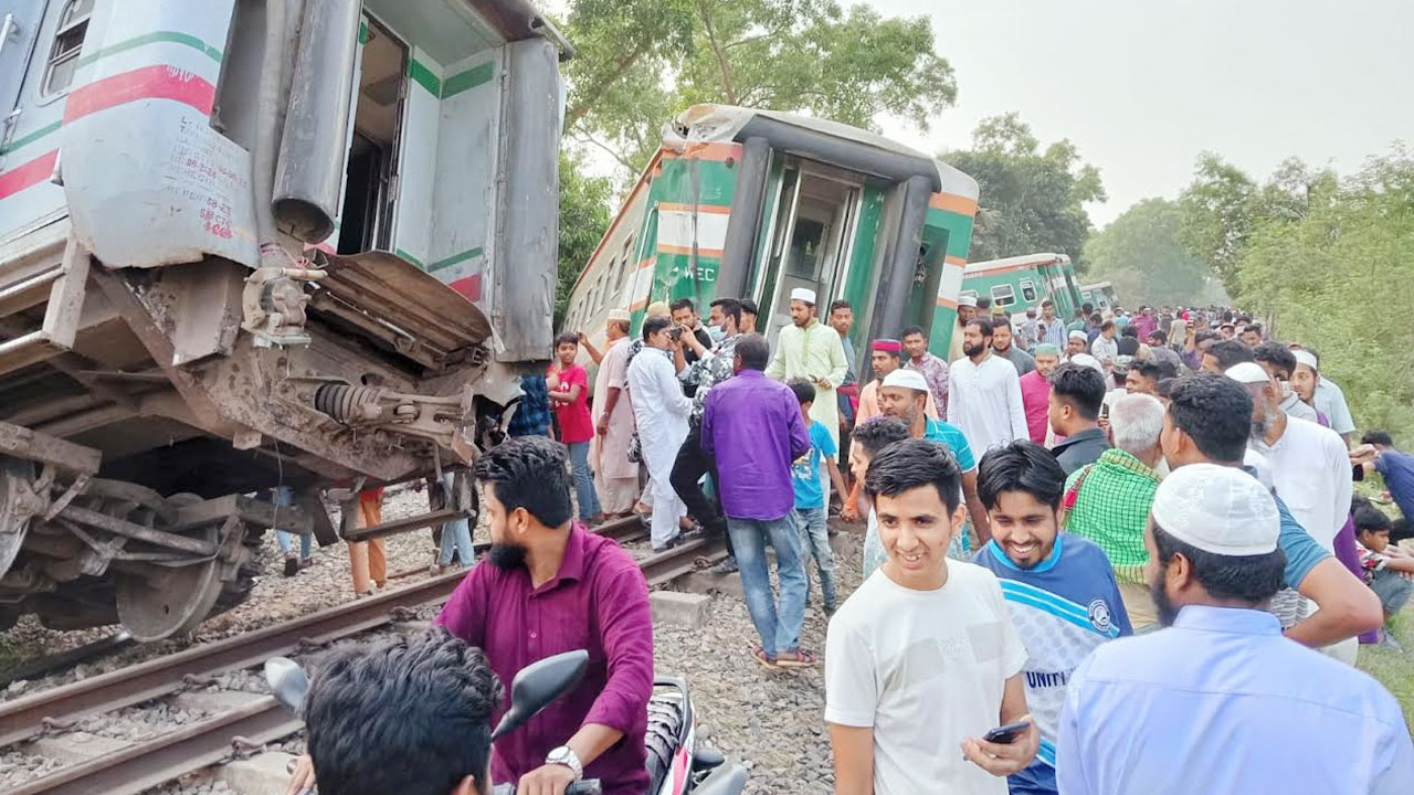 বিজয় এক্সপ্রেস পুরোপুরি উদ্ধারে দুয়েকদিন লাগতে পারে