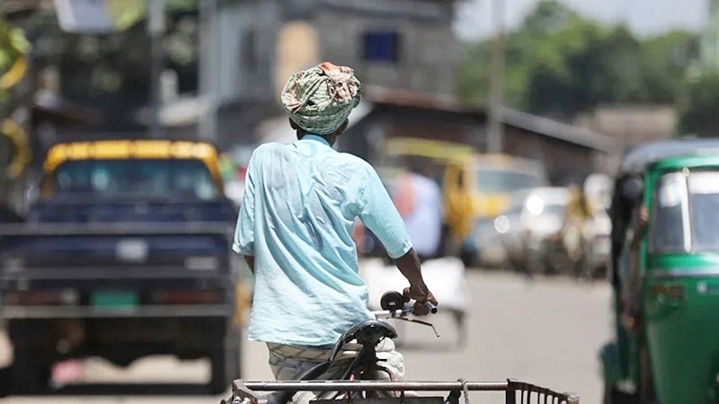 যাত্রীর দেওয়া পানি খেয়ে রিকশা খোয়ালেন চালক