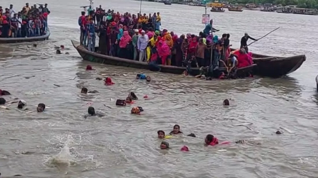 মোংলায় ৬০ জন যাত্রী নিয়ে নৌকাডুবি