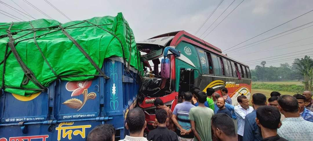 গাইবান্ধা-পলাশবাড়ী  সড়কে বাস-ট্রাক সংঘর্ষ, ২ চালকসহ আহত ১২