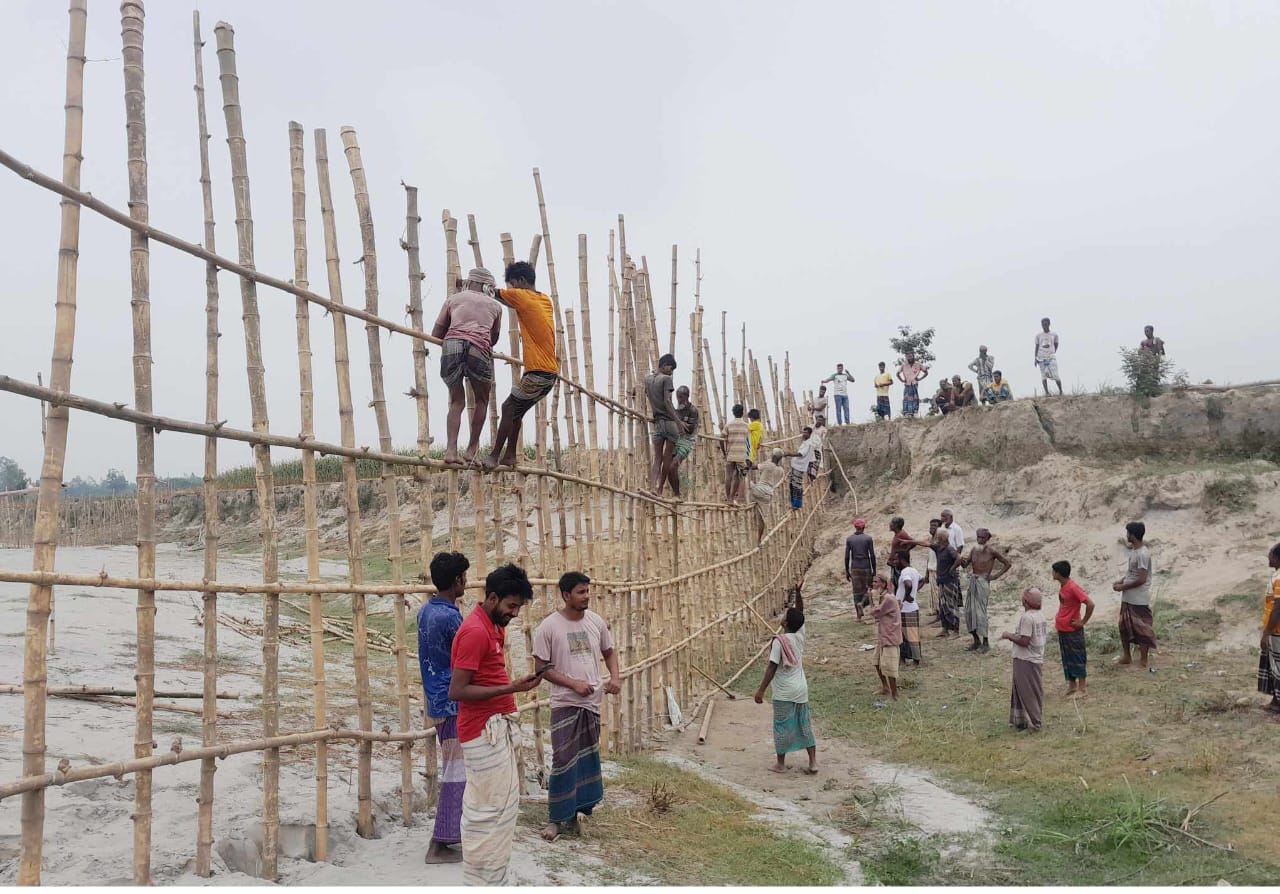 দেওয়ানগঞ্জে স্বেচ্ছাশ্রমে বাঁশের বাঁধ নির্মাণ