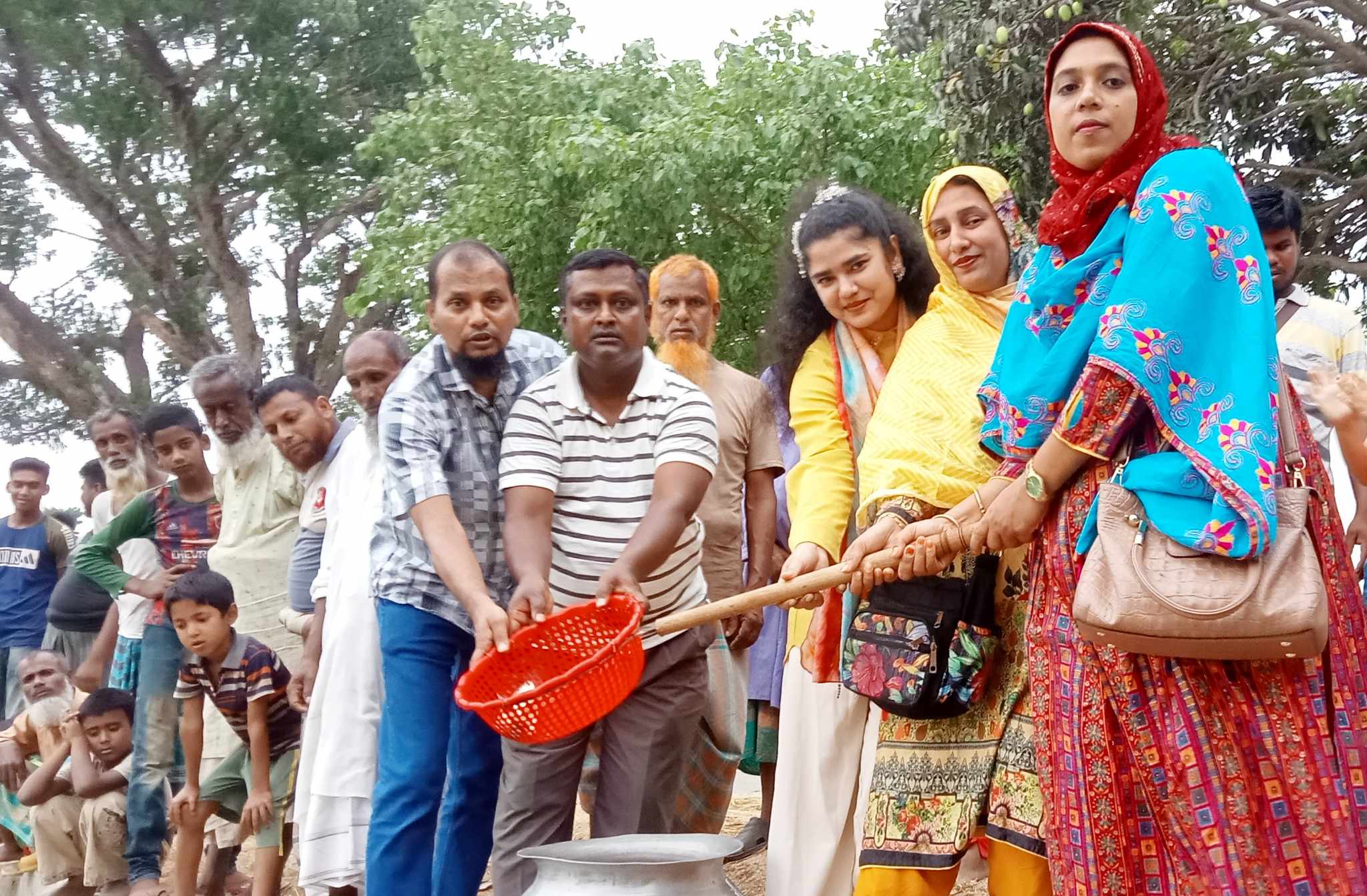 পাঁচবিবিতে পুকুরে মাছের পোনা অবমুক্ত করন