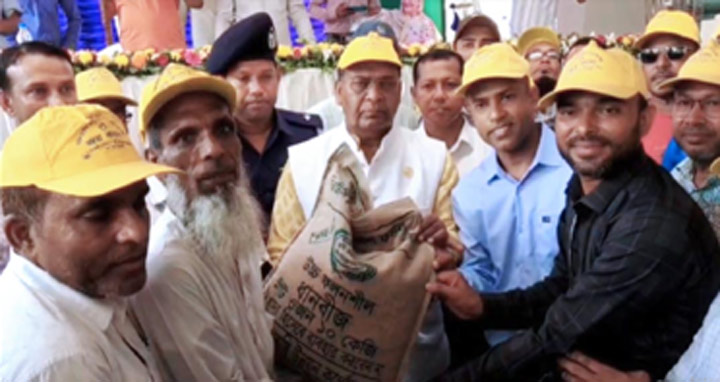 কলাপাড়ায় বিনামূল্যে কৃষকদের মাঝে সার ও বীজ বিতরণ