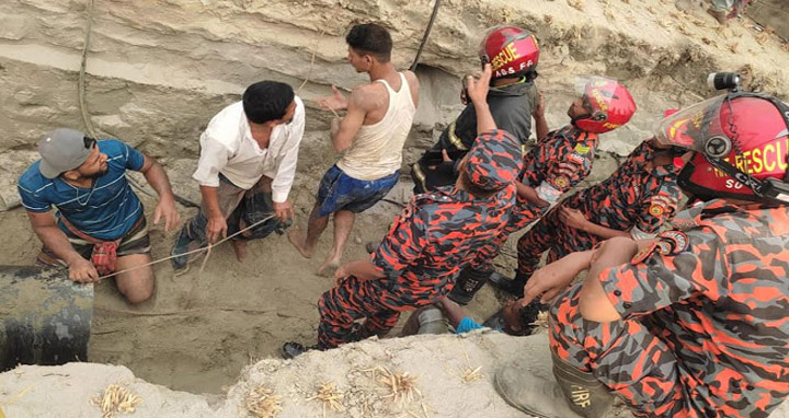 সিরাজগঞ্জে বালিচাপা পড়া শ্রমিককে জীবিত উদ্ধার