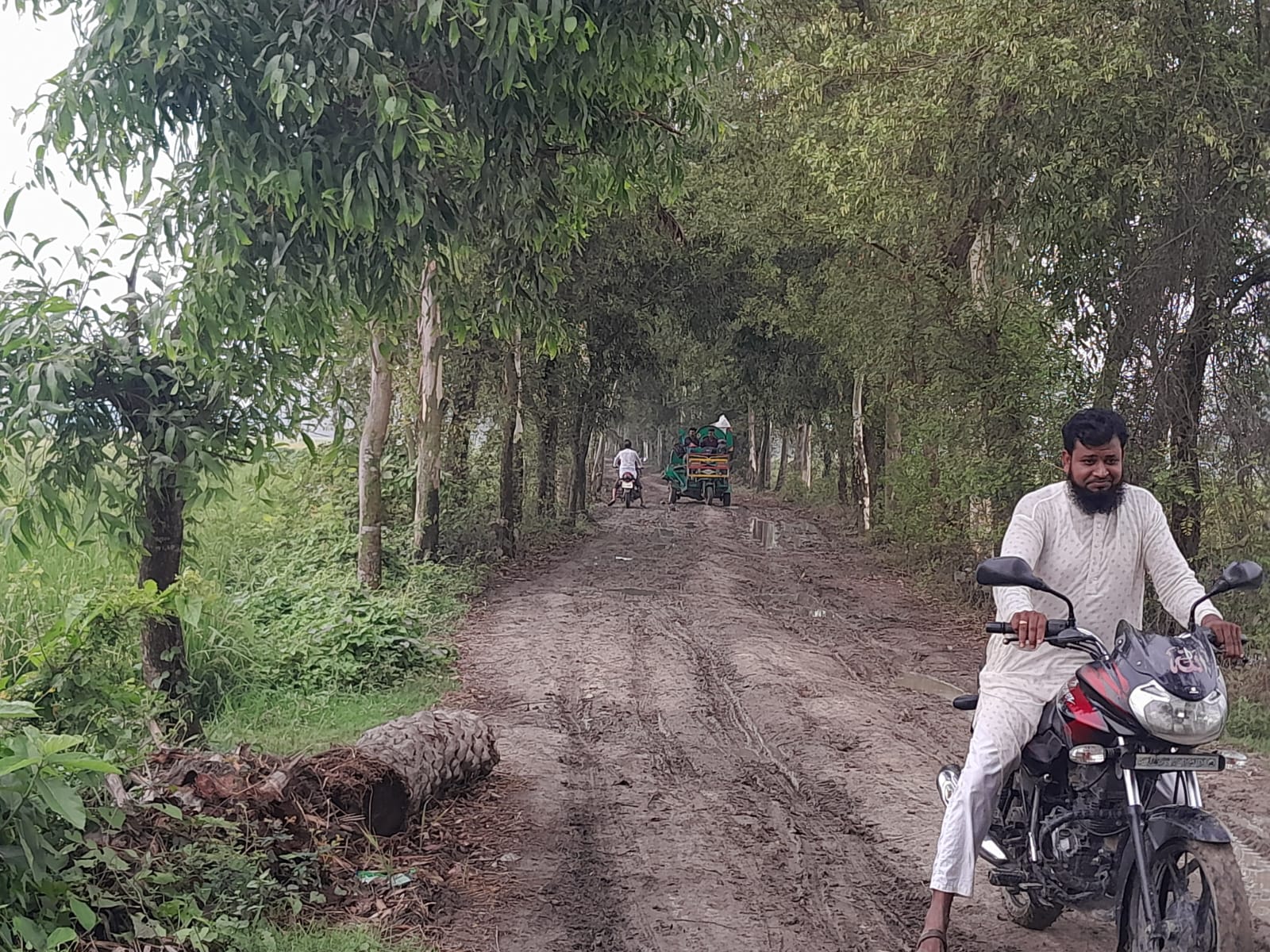 বগুড়ার নন্দীগ্রামে আধা কিলোমিটার কাঁচা রাস্তার জন্য দুই উপজেলাবাসীর চরম দুর্ভোগ