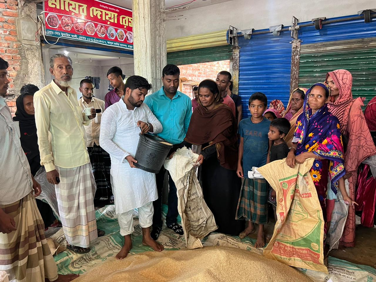 সিলেট উপজেলা প্রশাসনের তত্ত্বাবধানে বন্যা দুর্গত ৫২০০ পরিবারের মধ্যে খাদ্য সামগ্রী বিতরন