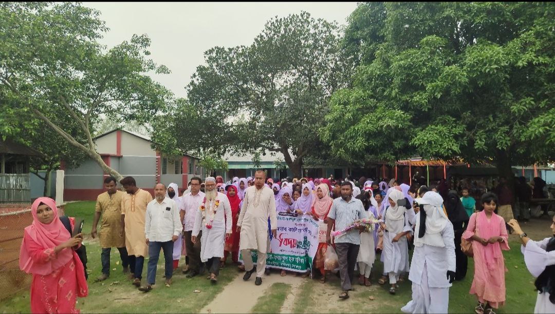 অশ্রুসিক্ত ভালোবাসায় সহকারী শিক্ষককে অবসরজনিত বিদায় সংবর্ধনা প্রদান