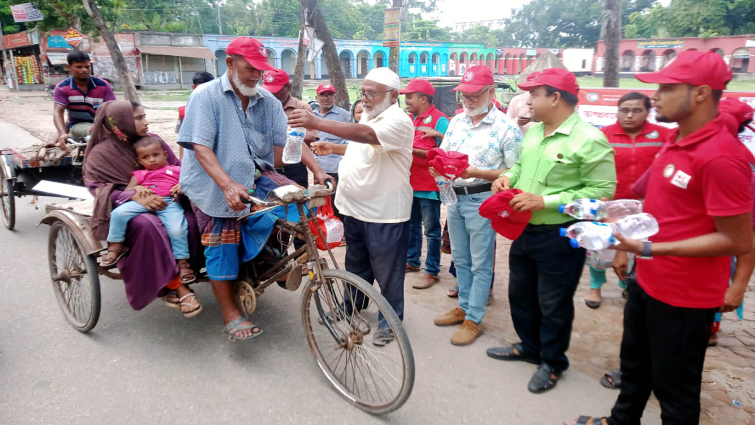 নড়াইলে শ্রমজীবীদের মাঝে ছাতা ক্যাপ ও পানি বিতরণ