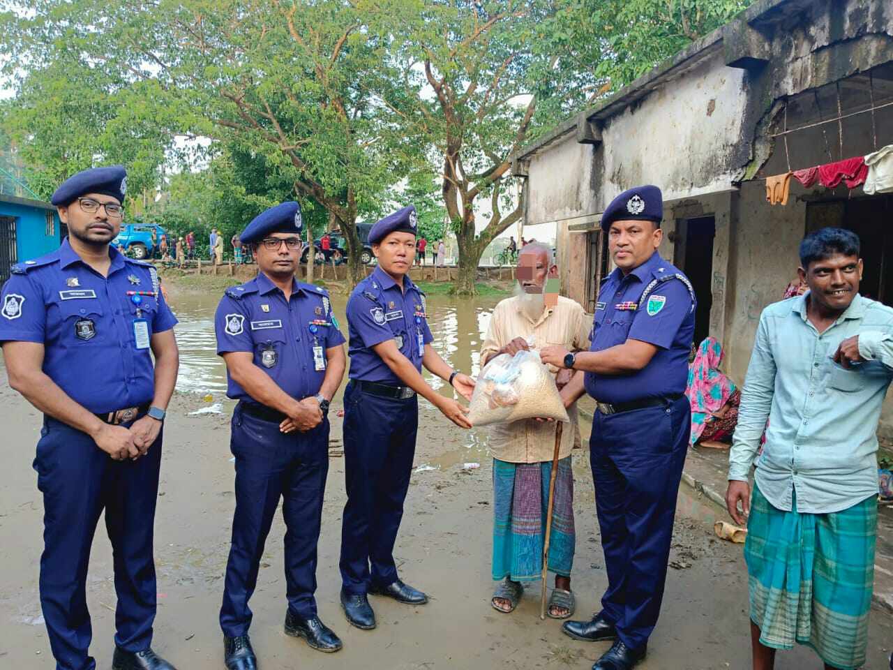 বন্যার্তদের মাঝে মৌলভীবাজার জেলা পুলিশের খাবার বিতরণ