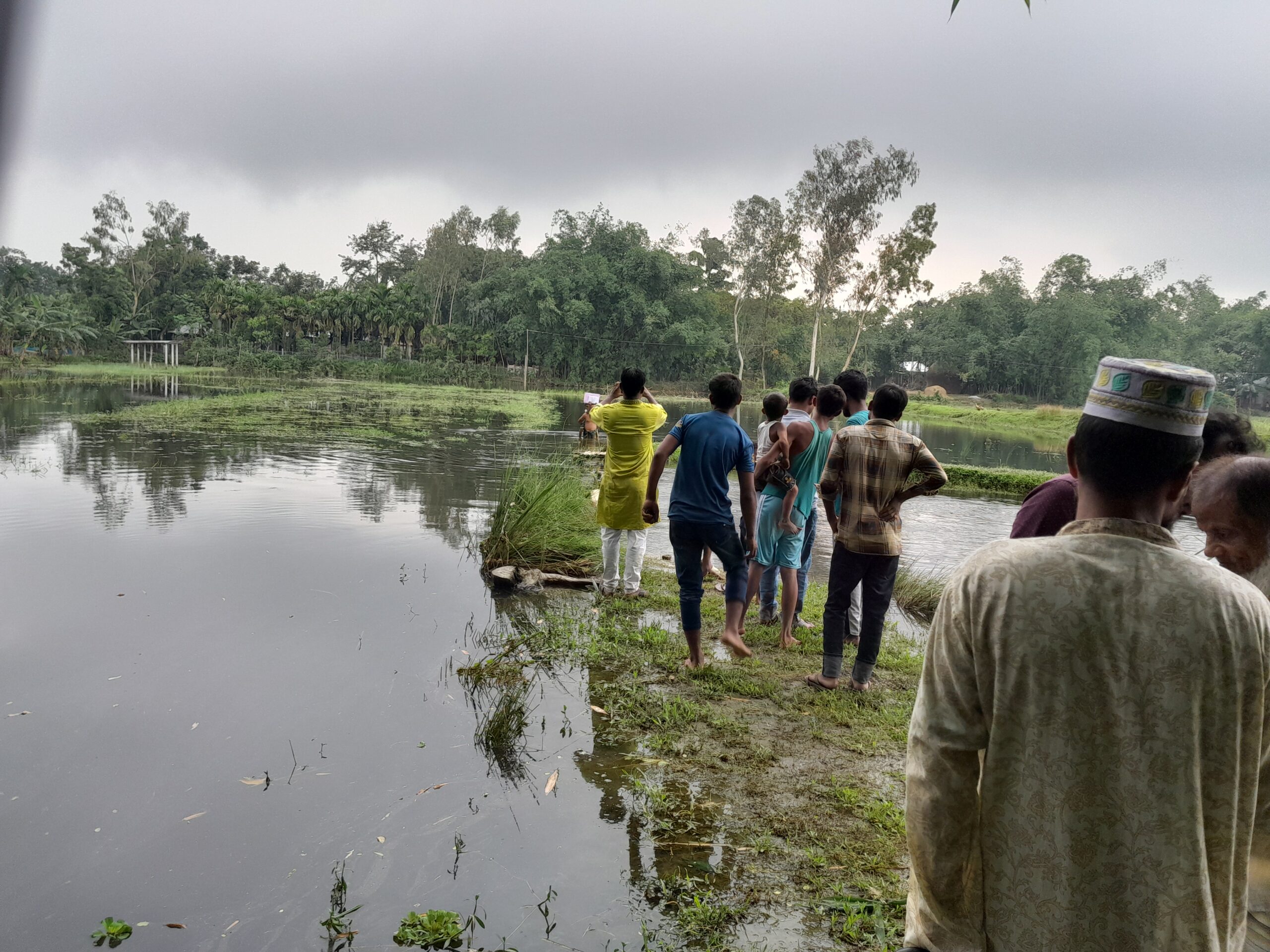 ডোমারে  স্কুল যাতায়াতের রাস্তা কেটে পুকুর খননের অভিযোগ