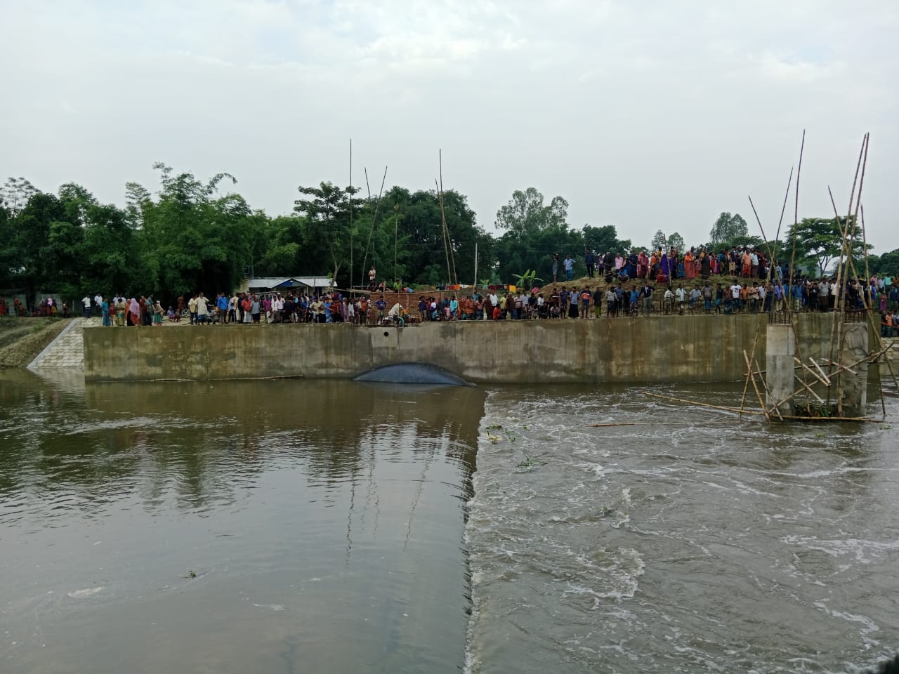 বেলান নদী পারাপারের সময় পানিতে ডুবে খানসামায় ২ দিনমজুর নিখোঁজ