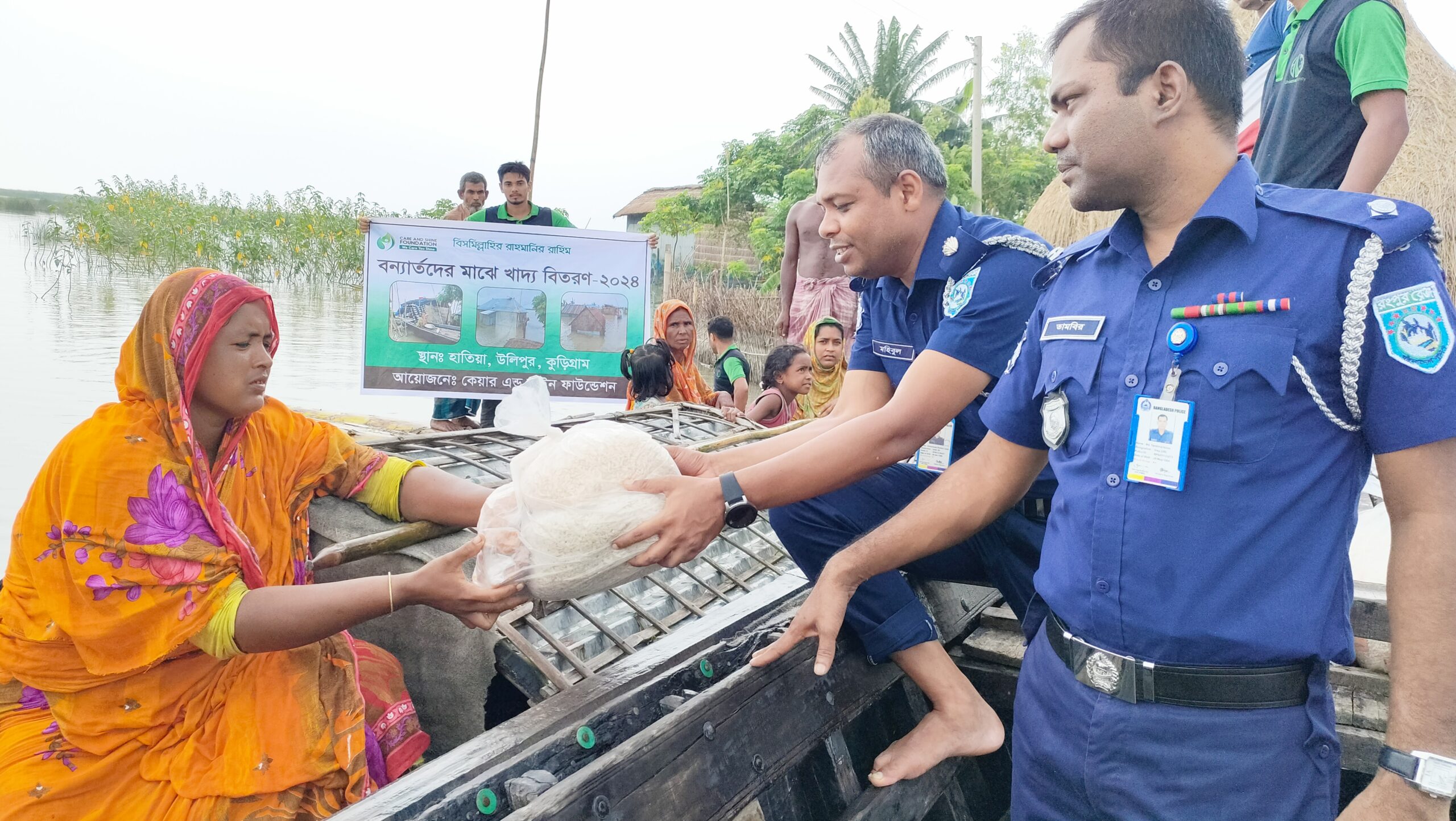 উলিপুরে ২০০ পানিবন্দি পরিবারে ত্রাণ সামগ্রী বিতরণ