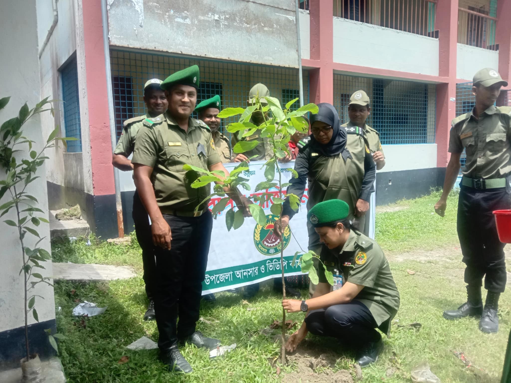 রাজারহাটে আনসার ও ভিডিপির বৃক্ষ রোপন কর্মসূচি অনুষ্ঠিত 