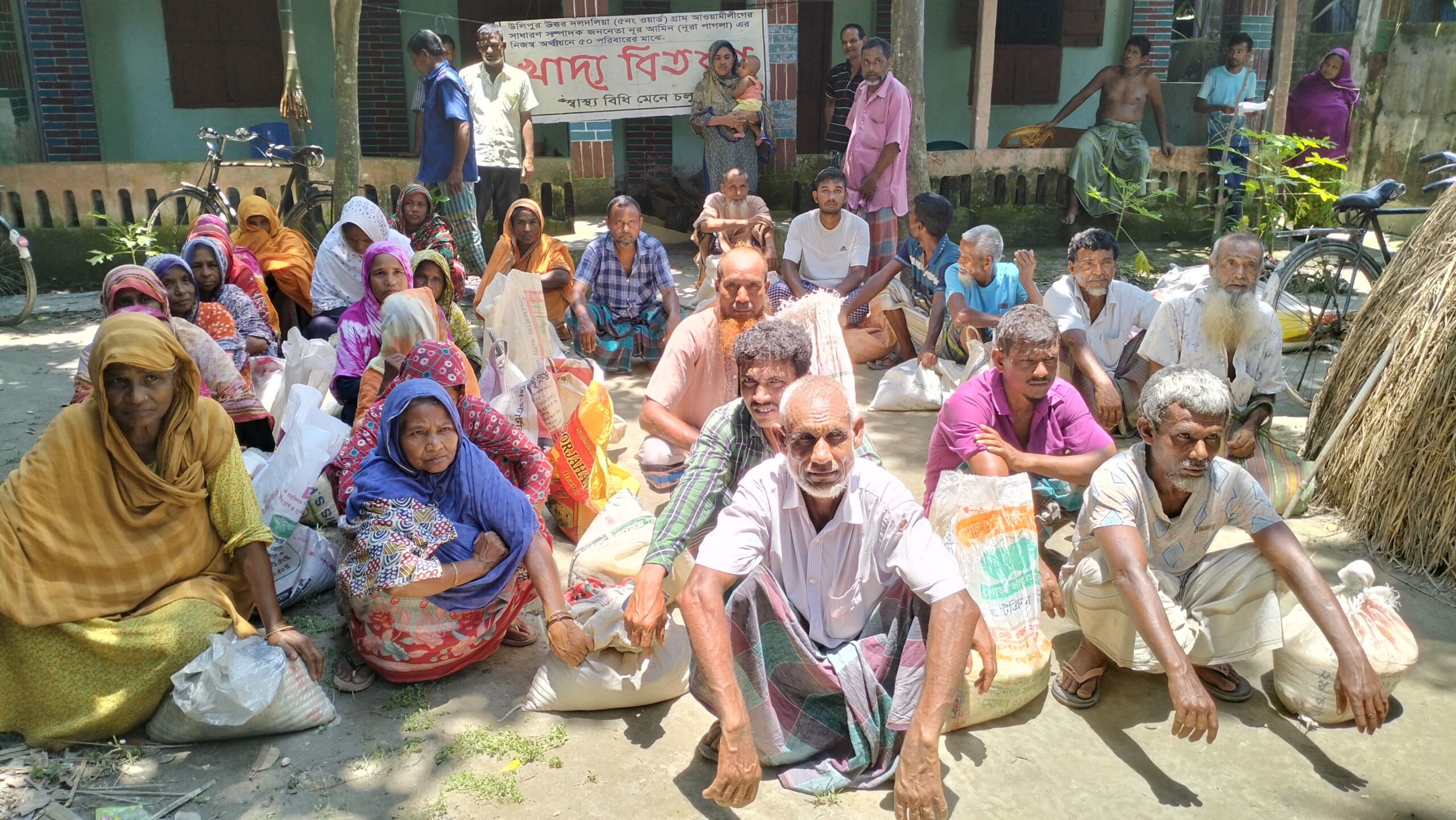 উলিপুরে বন্যার্ত প‌রিবা‌রের মা‌ঝে চাল বিতরণ