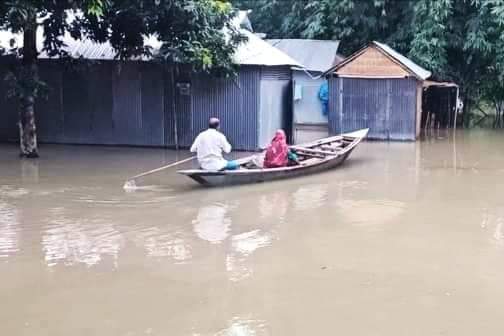 লালমনিরহাটের তিস্তা ও ধরলা নদীর পানি কমে আবার বাড়ে  ভয়াবহ ভাঙ্গন অব্যহত।।  পানিবন্দী পরিবারের সংখ্যা কমেছে 