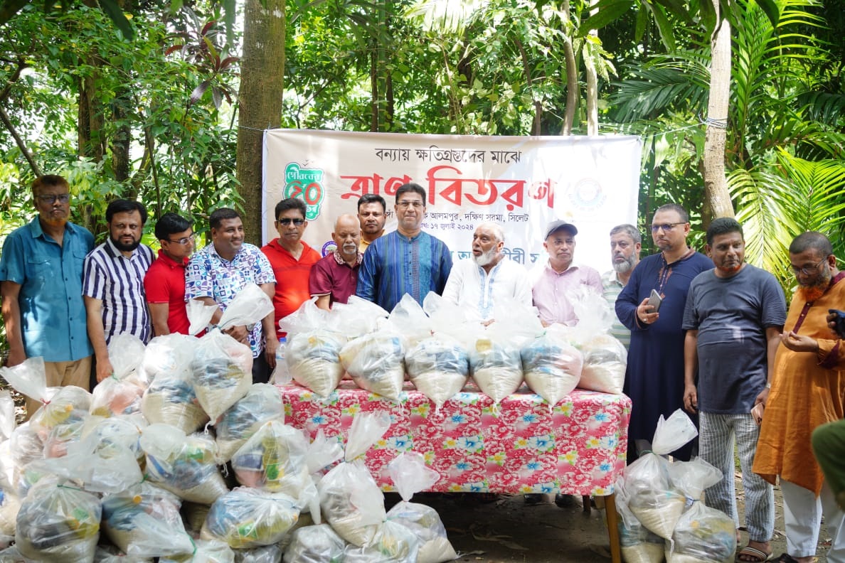 সিলেট জেলা কর আইনজীবী সমিতির বন্যার্তদের মাঝে ত্রাণ বিতরণ