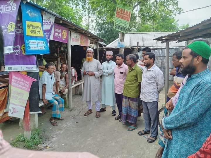 ফুলবাড়ীতে মন্দির পরিশর্দন ও লোকজনের খোঁজ খবর নিলেন জামায়াত নেতারা