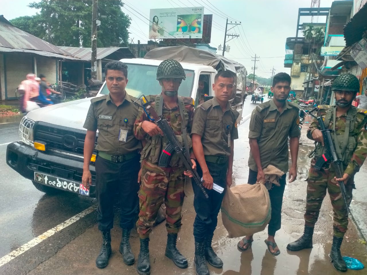 নোয়াখালীতে সেনাবাহিনী উদ্ধার করল লুট হওয়া বিপুল পরিমাণে অস্ত্র এবং সেনাবাহিনী পাহারায় ব্যাংকে পৌঁছে দিলেন টাকা