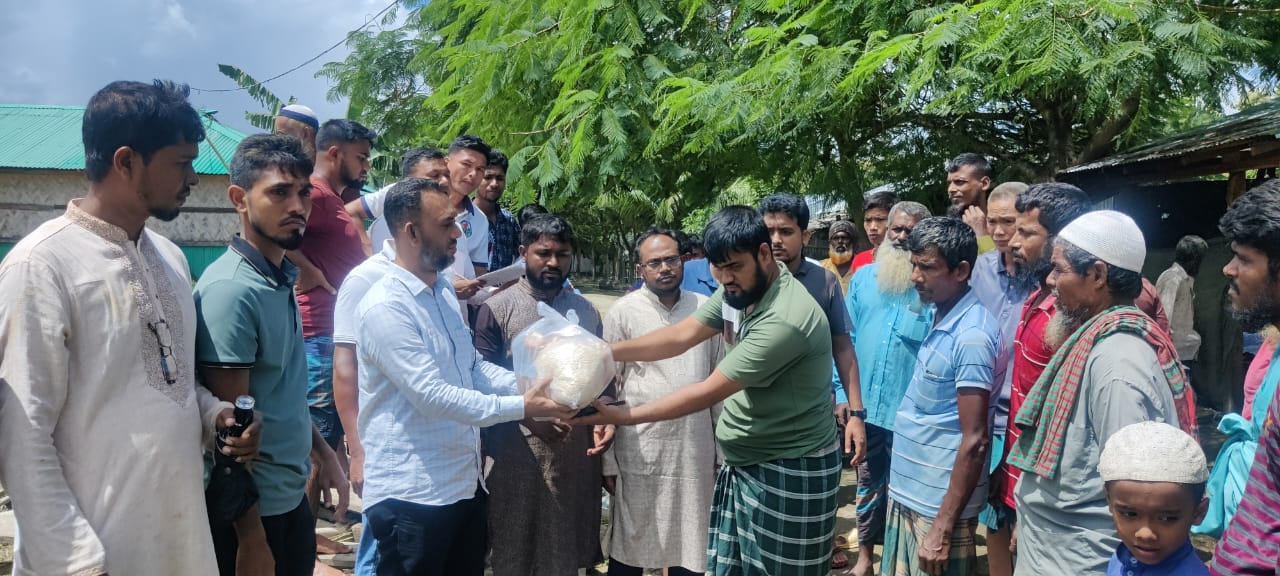 লংগদুতে বন্যা কবলিত  মানুষদের মধ্যে স্বেচ্ছাসেবী সংগঠন ছায়ানীড়ের খাদ্য বিতরণ