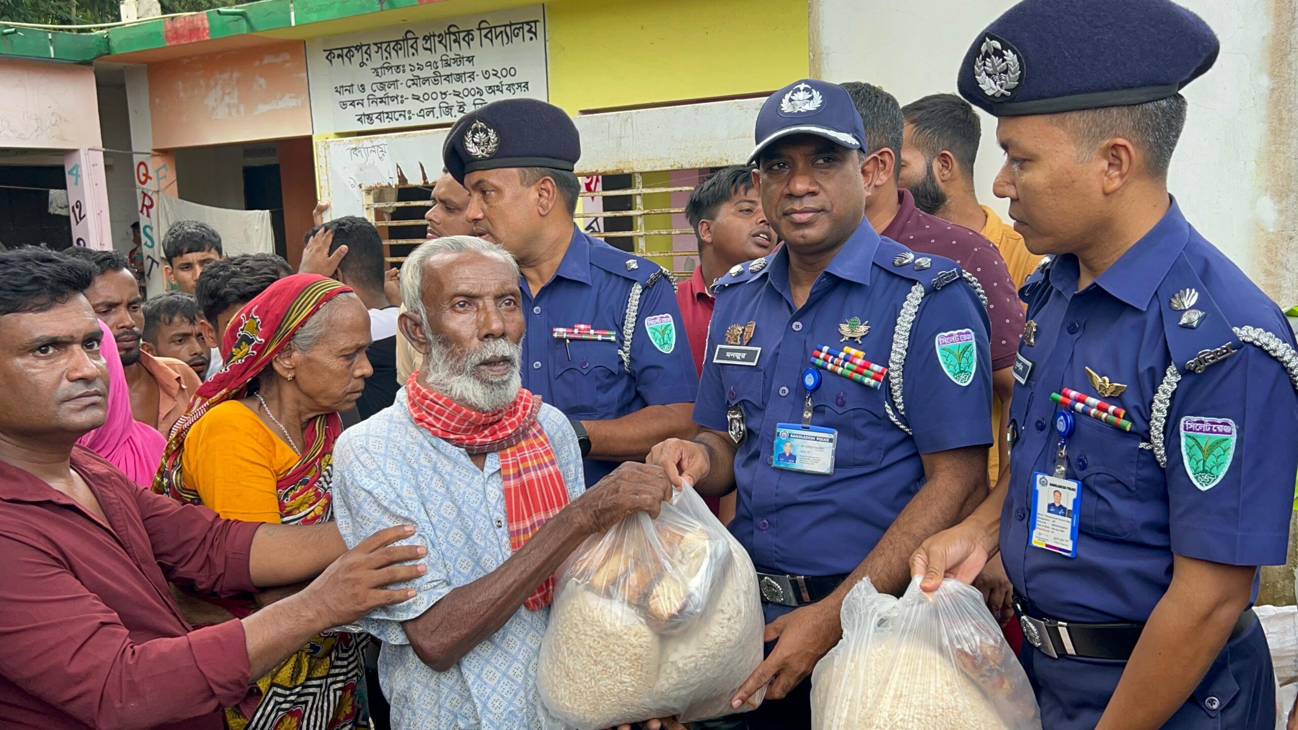 বন্যাদুর্গত মানুষের পাশে দাঁড়িয়েছে মৌলভীবাজার জেলা পুলিশ