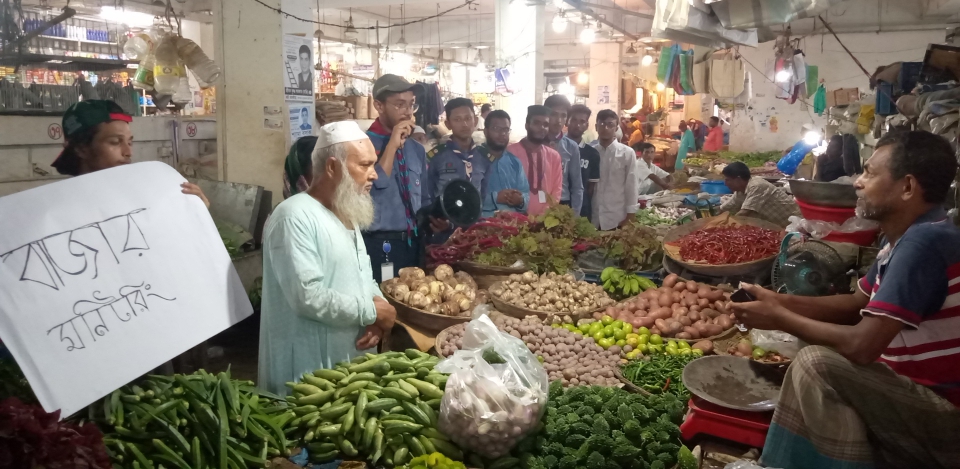 পাঁচবিবিতে ট্রাফিক নিয়ন্ত্রণ ও বাজার মনিটরিং করছেন ছাত্ররা