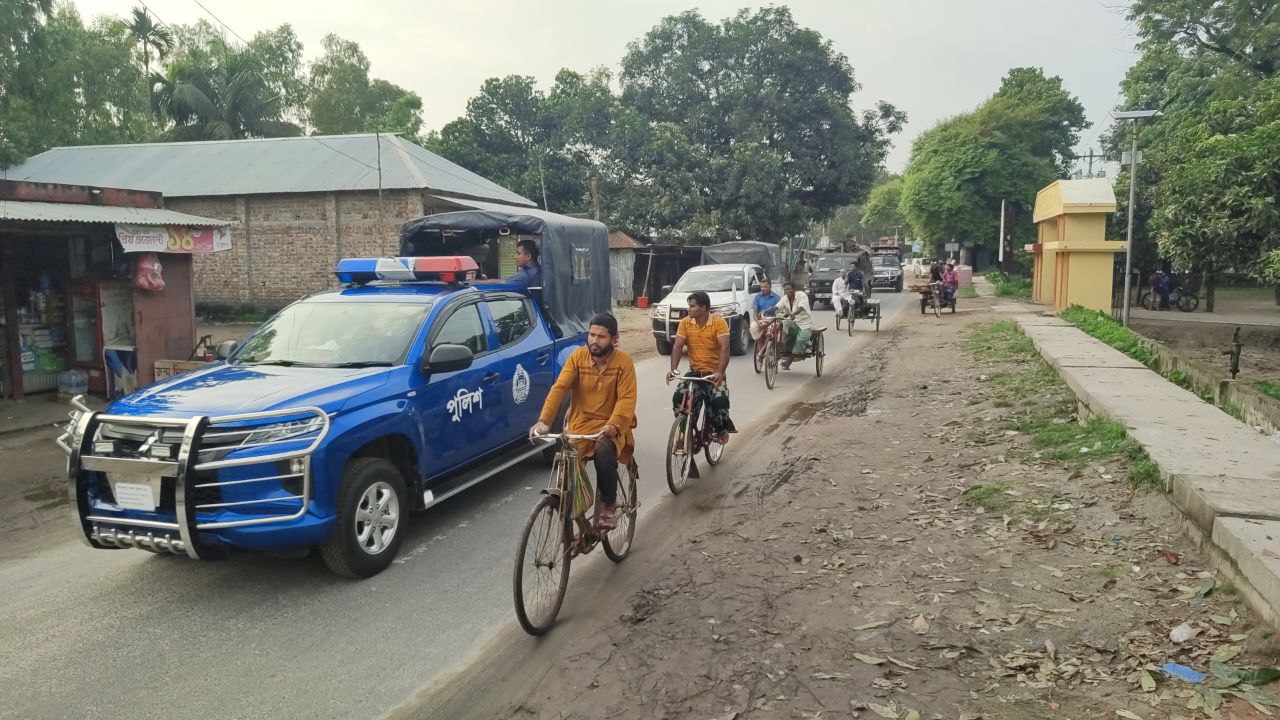 আইনশৃঙ্খলা পরিস্থিতি স্বাভাবিক রাখতে খানসামা উপজেলায় মহড়া