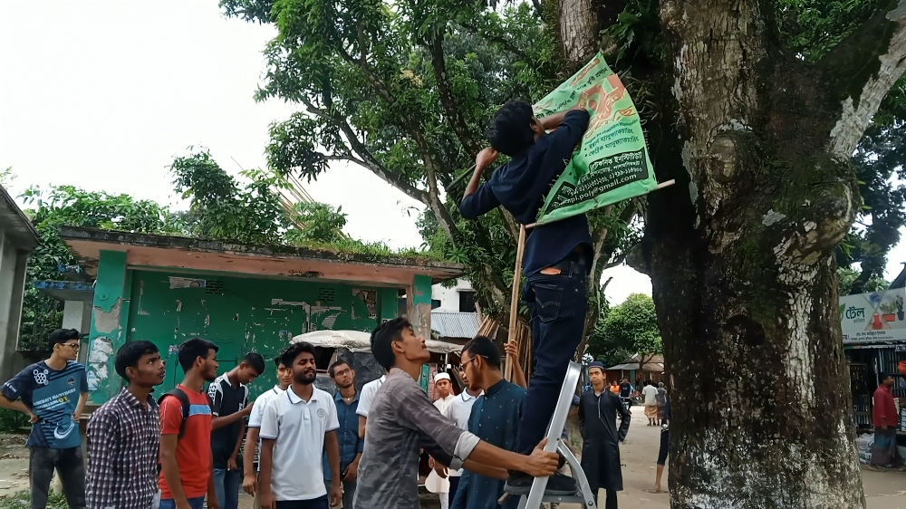 ফুলবাড়ীতে জীবন্ত গাছ থেকে ব্যানার ফেস্টুন অপসারণ করলো ফ্রেন্ডশিপ ওয়েলফেয়ার সোসাইটি  