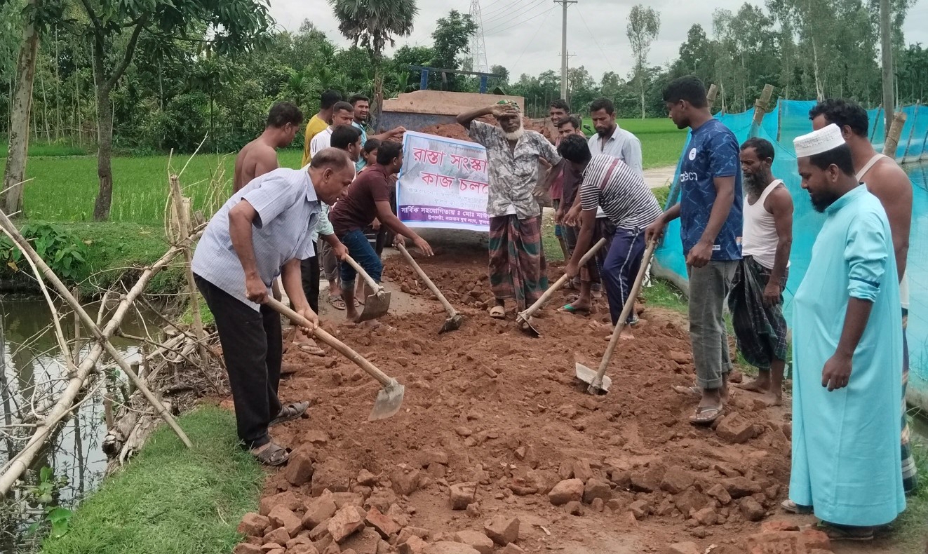 ফুলবাড়ীতে স্বেচ্ছাশ্রমে সড়ক সংস্কার 